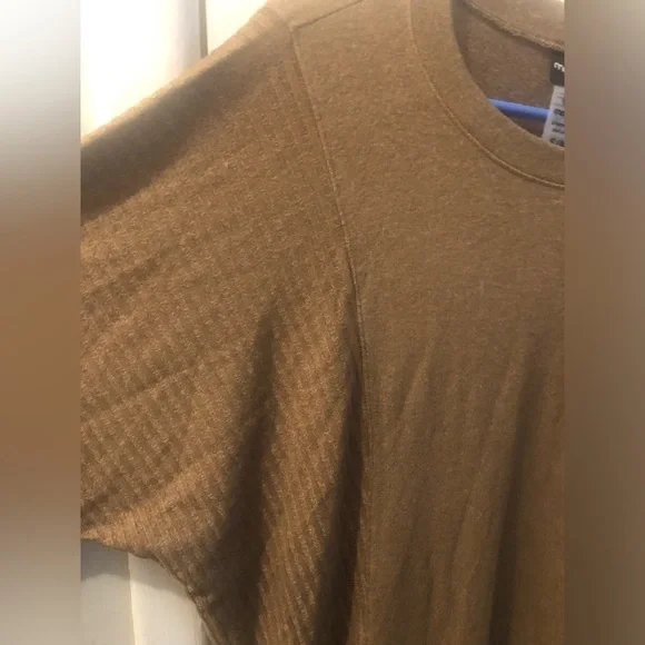 Woman’s shirt - Picture 2 of 6